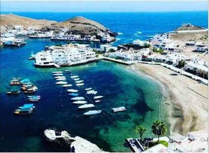 Vista de la bahía de Pucusana y la Isla Galápagos